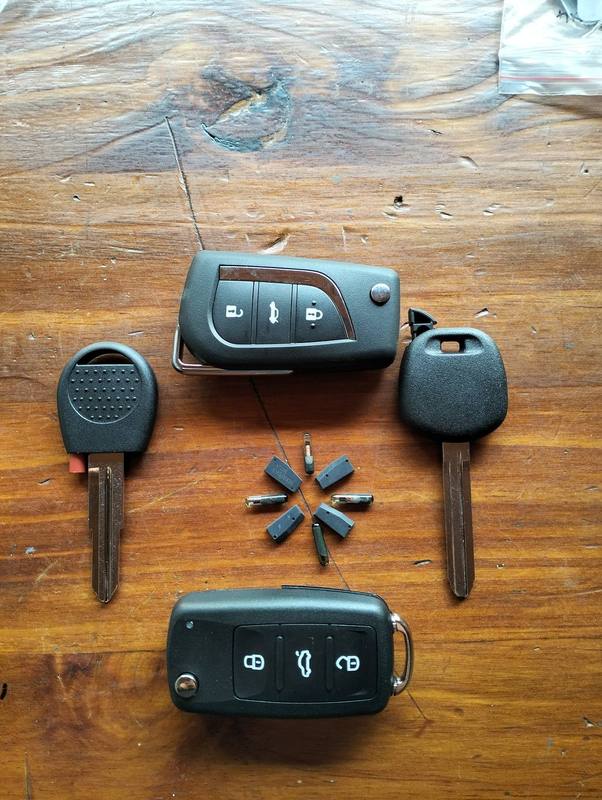 Transponder key blanks and chips