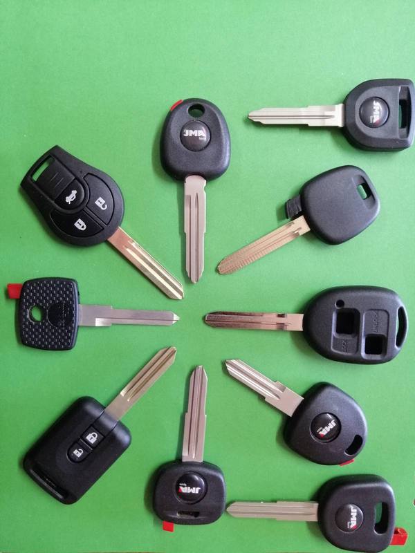 Transponder key blanks and casings